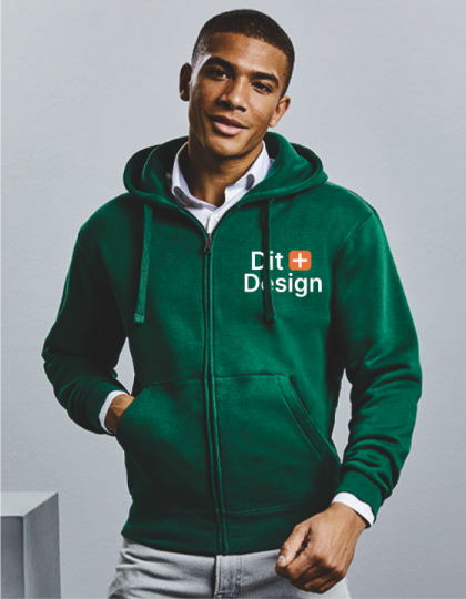 Mand i grøn hættetrøje står afslappet; trøjen har teksten "Eco Design" i hvid og orange skrift. Baggrund er enkel og neutral.