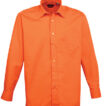 En orange langærmet skjorte med knapper, brystlomme og krave, præsenteret mod en hvid baggrund.