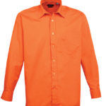 En orange langærmet skjorte med knapper, brystlomme og krave, præsenteret mod en hvid baggrund.