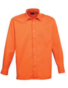 En orange langærmet skjorte med knapper, brystlomme og krave, præsenteret mod en hvid baggrund.