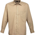 Beige langærmet skjorte med knapper fortil og en brystlomme, præsenteret mod en hvid baggrund.