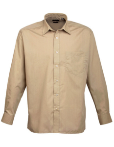 Beige langærmet skjorte med knapper fortil og en brystlomme, præsenteret mod en hvid baggrund.