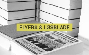 Bunker af printede materialer, hvor en bunke viser flyers og løse blade med teksten "FLYERS & LØSBLADE". Kontexten er en kontorlignende lagerplads.