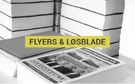 Bunker af printede materialer, hvor en bunke viser flyers og løse blade med teksten "FLYERS & LØSBLADE". Kontexten er en kontorlignende lagerplads.