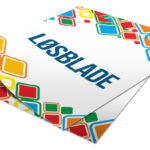 Brochure med farverige firkanter på hvide sider og teksten "LØSBLADE" i midten. Brochuren ligger fladt og er omgivet af en hvid baggrund.