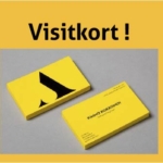 To gule visitkort ligger på en grå overflade. Én viser en sort logo, den anden har teksten "KIMMO KOIVONEN" med kontaktinformation. Øverst står der "Visitkort !"