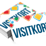 En stak af visitkort, nogle ligger fladt, mens ét står oprejst foran dem. Kortene har geometriske farver og teksten "VISITKORT".
