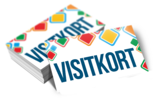En stak af visitkort, nogle ligger fladt, mens ét står oprejst foran dem. Kortene har geometriske farver og teksten "VISITKORT".