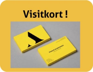 To gule visitkort ligger på en grå overflade. Én viser en sort logo, den anden har teksten "KIMMO KOIVONEN" med kontaktinformation. Øverst står der "Visitkort !"