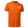 Orange polo shirt med teksten "Dit + Design" trykt på brystet. Den er stillet op mod en neutral, hvid baggrund.