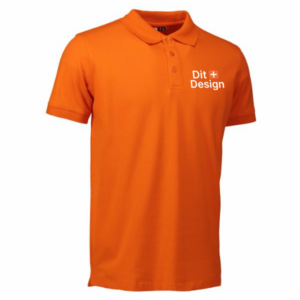 Orange polo shirt med teksten "Dit + Design" trykt på brystet. Den er stillet op mod en neutral, hvid baggrund.