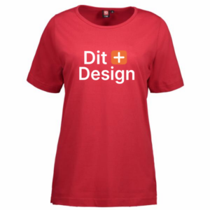 Rød T-shirt viser teksten "Dit + Design" i hvid skrift på forsiden. Simpelt og minimalstisk design velegnet til personlig tilpasning.