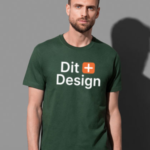 Mand i mørkegrøn t-shirt med teksten "Dit + Design" står mod grå baggrund.
