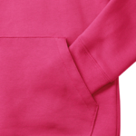 Lommen på en pink sweatshirt er uudfoldet og strækker sig mod højre. Sweatshirtens tekstil er glat og ensfarvet.