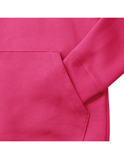 Lommen på en pink sweatshirt er uudfoldet og strækker sig mod højre. Sweatshirtens tekstil er glat og ensfarvet.