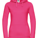 En pink hættetrøje hænger mod en hvid baggrund. Den har en frontlomme, hætte med snoretræk og lange ærmer. Et hvidt mærke med logo er synligt inde i halslinningen.