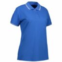 Blå polo-shirt med korte ærmer og krave med hvide striber, står på en hvid baggrund.