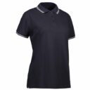 Sort polo-shirt med korte ærmer og en krave med hvide striber. Foran på trøjen er tre knapper. Den er præsenteret mod en hvid baggrund.