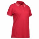 Rød polo-shirt med knapper foran og hvid stribe langs krave og ærmeender. Placeret på en hvid baggrund.