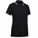 Sort polo-shirt på en hvid baggrund. Skjorten har korte ærmer og hvide striber på kraven og ærmekanterne. Den er lavet af almindeligt stof og har tre knapper foran.
