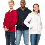 Tre personer står sammen, smilende iført hættetrøjer i forskellige farver (rød, sort, hvid) i et lysende, rent studieomgivelser.