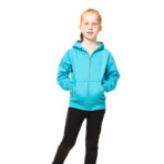 Et barn iført en blå hættetrøje og sorte bukser står med hænderne i lommerne mod en hvid baggrund.