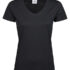 Sort T-shirt med V-udskæring hænger stille; mærket viser teksten "STEDMAN" i en neutral, hvid baggrund. T-shirten er centreret mod en enkel, hvid baggrund.