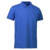 En blå kortærmet polo shirt med tre knapper i en almindelig pasform vises mod en hvid baggrund.
