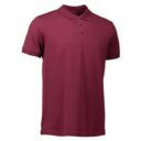 En vinrød kortærmet polo-shirt med krave og tre knapper på fronten, vist i et studie med hvid baggrund.