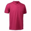 En mørkerød kortærmet polo-shirt med en krave og tre knapper foran. Shirt stående i en enkel, hvid baggrund.