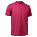 En mørkerød kortærmet polo-shirt med en krave og tre knapper foran. Shirt stående i en enkel, hvid baggrund.