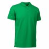 Grøn poloshirt med korte ærmer står oprejst på en hvid baggrund, knapper i halsområdet.