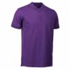 En lilla t-shirt med kort ærmer og polo-krave. Den har tre knapper på fronten og er afbildet mod en hvid baggrund.