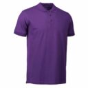 En lilla t-shirt med kort ærmer og polo-krave. Den har tre knapper på fronten og er afbildet mod en hvid baggrund.