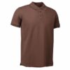 En brun polo-shirt med kort ærmer og kraveknapper ses mod en hvid baggrund.