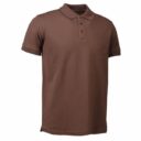 En brun polo-shirt med kort ærmer og kraveknapper ses mod en hvid baggrund.
