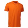 En orange poloshirt med korte ærmer og en krave med tre knapper. Den vises i en isoleret studiebaggrund.