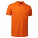 En orange poloshirt med korte ærmer og en krave med tre knapper. Den vises i en isoleret studiebaggrund.