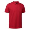 En rød poloshirt med korte ærmer og en krave, der har tre knapper foran. Placeret i et enkelt, hvidt studieomgivelser.