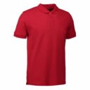 En rød poloshirt med korte ærmer og en krave, der har tre knapper foran. Placeret i et enkelt, hvidt studieomgivelser.