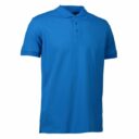 Blå poloshirt vises stående i et studio, med korte ærmer og en knaplukning med tre knapper.