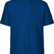 En blå polo-shirt hænger mod en hvid baggrund. Den har korte ærmer, en klassisk krave og to knapper. Tekst: "Neutral® Certified Responsibility".