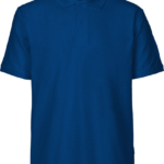 En blå polo-shirt hænger mod en hvid baggrund. Den har korte ærmer, en klassisk krave og to knapper. Tekst: "Neutral® Certified Responsibility".