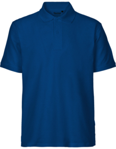 En blå polo-shirt hænger mod en hvid baggrund. Den har korte ærmer, en klassisk krave og to knapper. Tekst: "Neutral® Certified Responsibility".