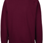 En vinrød sweatshirt ses bagfra i et neutralt rum. Trøjens design er simpelt med lange ærmer og ribkant ved håndledene og nederste kant.