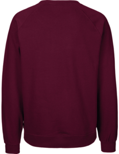 En vinrød sweatshirt ses bagfra i et neutralt rum. Trøjens design er simpelt med lange ærmer og ribkant ved håndledene og nederste kant.