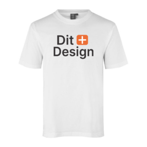 Hvid T-shirt viser teksten "Dit Design" med en orange firkantet ikon mellem ordene, mod en simpel, ensfarvet baggrund.