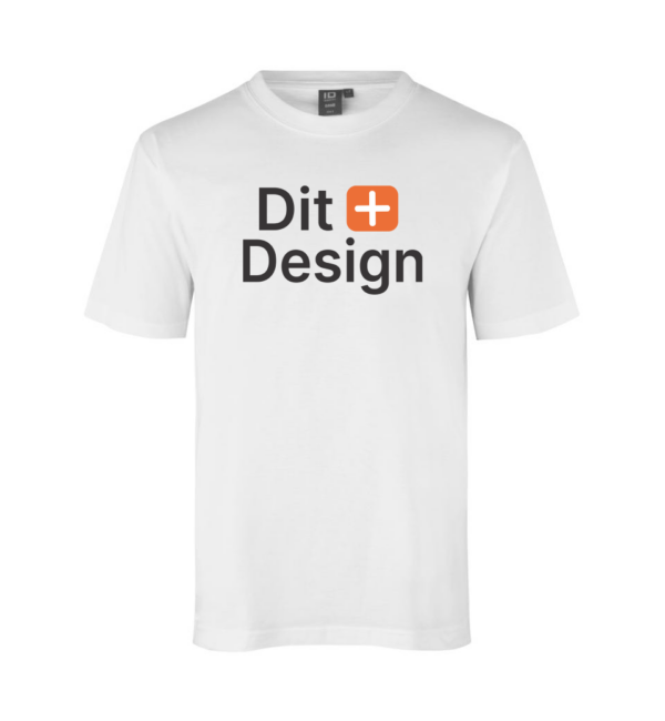 Hvid T-shirt viser teksten "Dit Design" med en orange firkantet ikon mellem ordene, mod en simpel, ensfarvet baggrund.