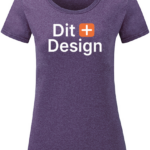 Lilla t-shirt med teksten "Dit Design" og et orange plustegn i midten. Designet er centreret på brystet. Enkel og modern stil.