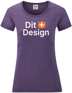 Lilla t-shirt med teksten "Dit Design" og et orange plustegn i midten. Designet er centreret på brystet. Enkel og modern stil.